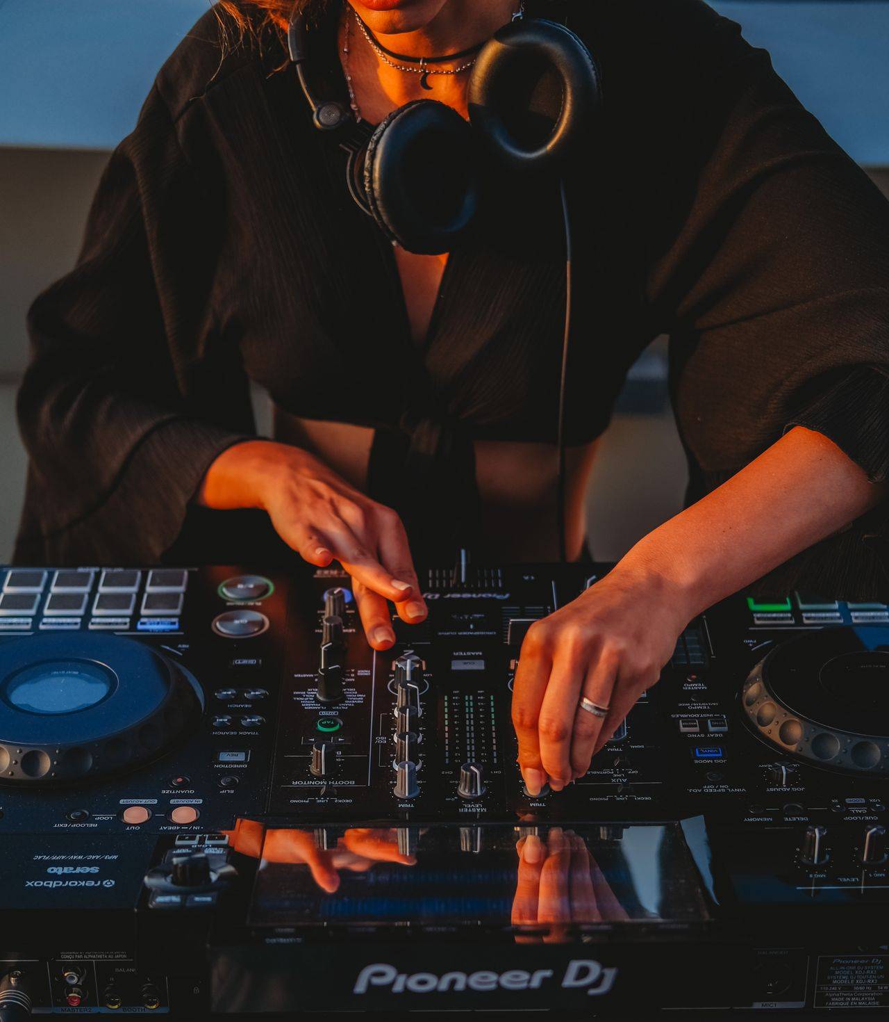 DJ Clay parle au micro