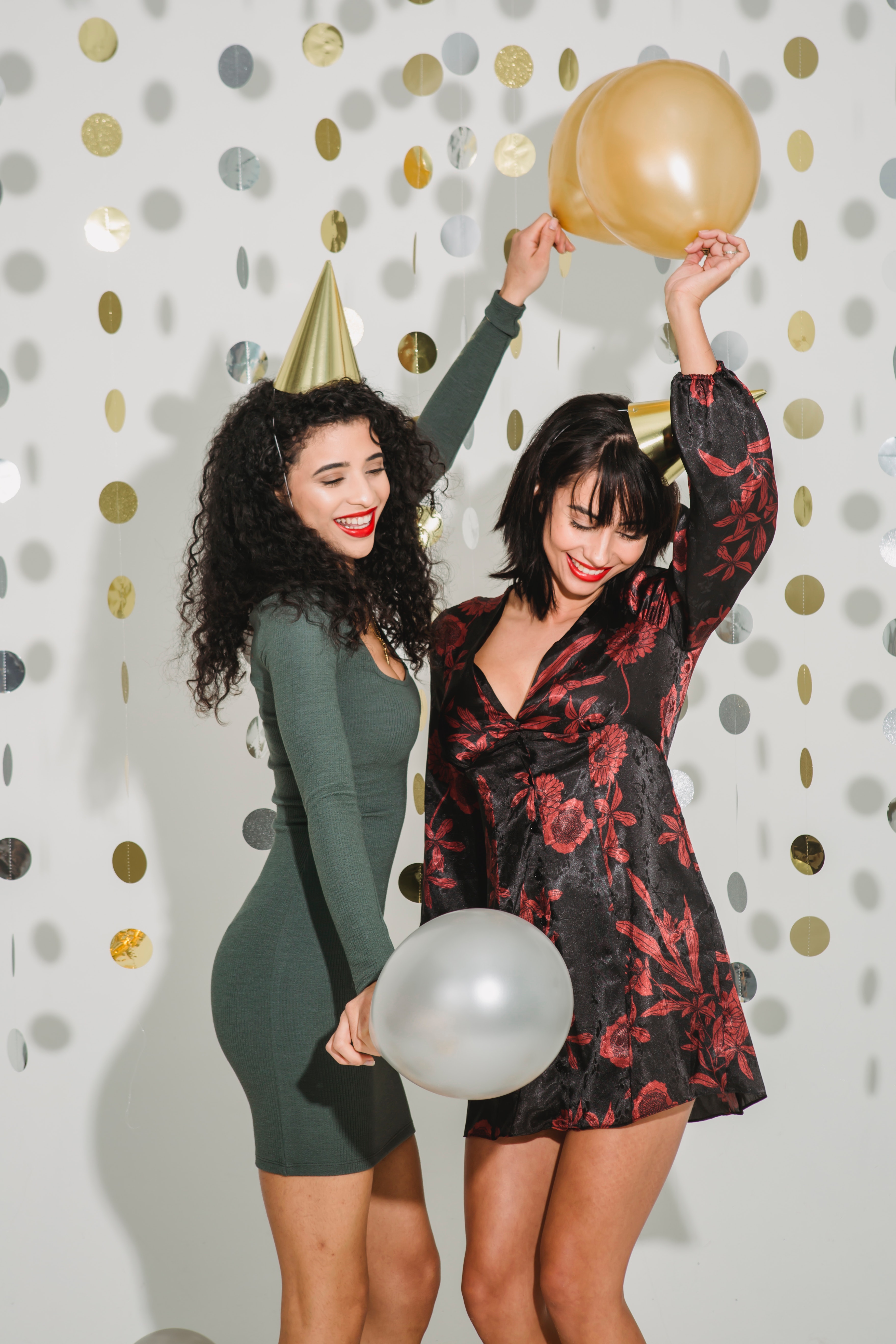 deux femmes dansent